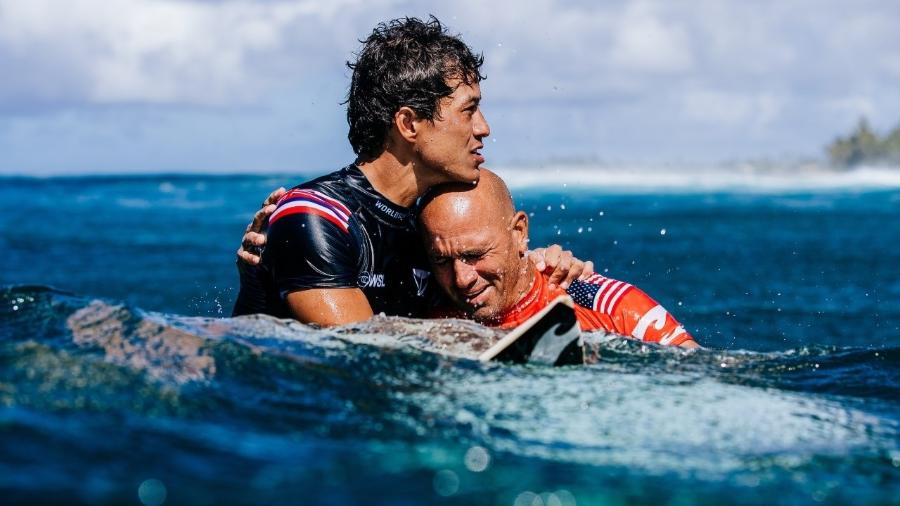 Kelly Slater chora  com Seth Moniz após a conquista no Hawaii - WSL