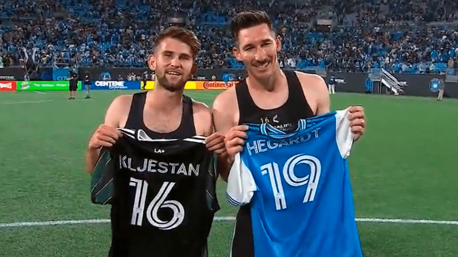 Chris Hegardt e Scha Kjestan trocaram camisas na partida entre Charlotte FC e LA Galaxy, pela MLS - Reprodução/Twitter