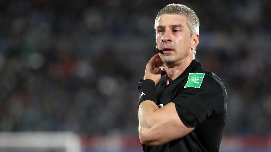 O árbitro Anderson Daronco durante o jogo entre Uruguai e Peru pelas Eliminatórias da Copa do Qatar, no Estádio Centenário. 24/03/2022 - Pool/Getty Images