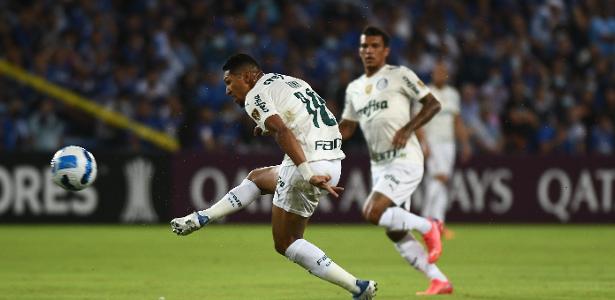 Rony chuta a bola durante o duelo do Palmeiras contra o Emelec, pela Libertadores 2022