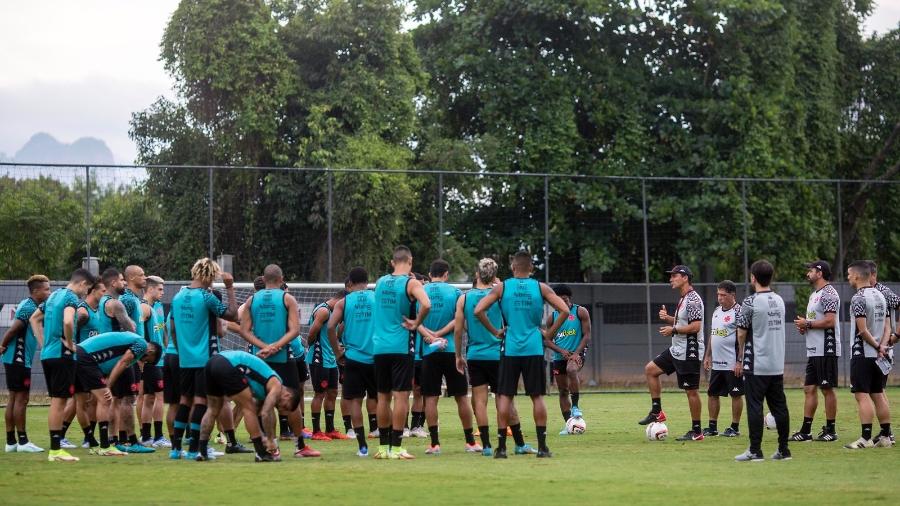 Técnico Zé Ricardo conversa com elenco do Vasco em treino no CT Moacyr Barbosa - Daniel Ramalho / CRVG