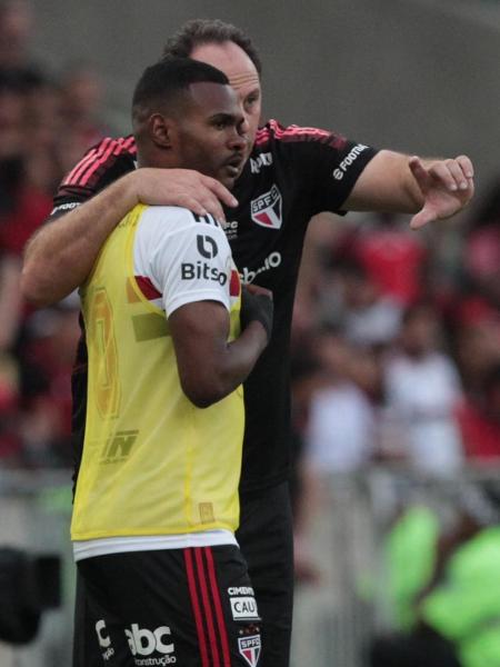 Rogério Ceni orienta Nikão durante a partida entre Flamengo e São Paulo - Miguel SCHINCARIOL/São Paulo FC