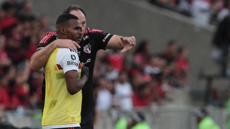Rogério Ceni orienta Nikão durante a partida entre Flamengo e São Paulo - Miguel SCHINCARIOL/São Paulo FC