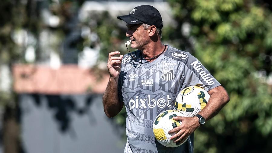 Lisca, técnico do Santos, dirige atividade no centro de treinamento do Alvinegro - Ivan Storti/Santos FC