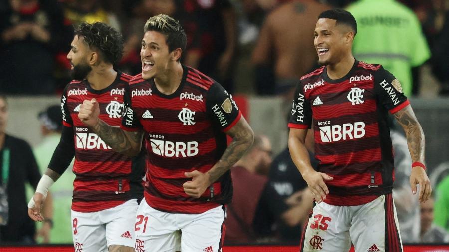 Jogadores do Flamengo celebram gol diante do Corinthians em confronto das quartas da Libertadores - Sergio Moraes/Reuters