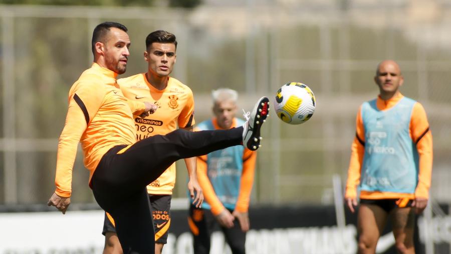 Renato Augusto disputa lance com Fausto Vera durante treino do Corinthians - Rodrigo Coca/Agência Corinthians