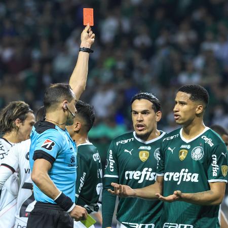 Murilo, zagueiro do Palmeiras, é expulso por entrada em Vitor Roque, do Athletico-PR, em jogo pela Libertadores - Marcello Zambrana/AGIF