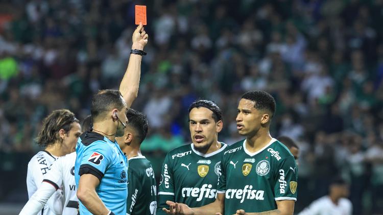 Murilo, defender of Palmeiras, is sent off for hard tackle on Vitor Roque - Marcello Zambrana/AGIF - Marcello Zambrana/AGIF