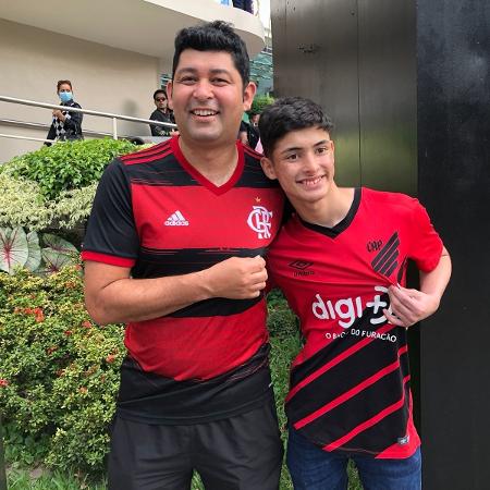 Pai Cléber é flamenguista. Já o filho Vinícius é athleticano: os dois curtem juntos a final em Guayaquil - Bruno Braz / UOL Esporte