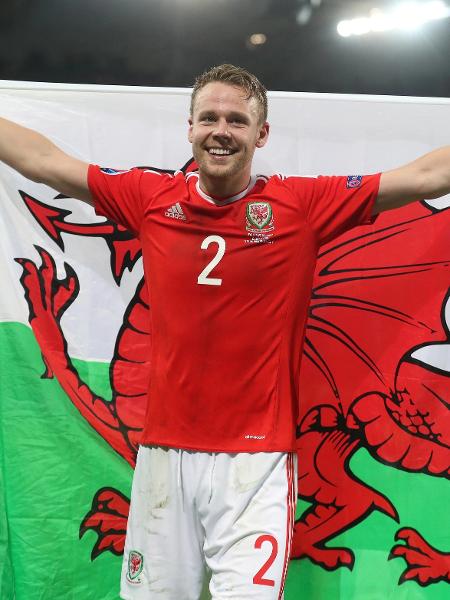 Chris Gunter, lateral de Gales, joga na 4ª divisão do Campeonato Inglês - Getty Images