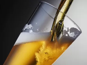 Tem jeito certo de servir a cerveja com colarinho? Veja o que a ciência diz