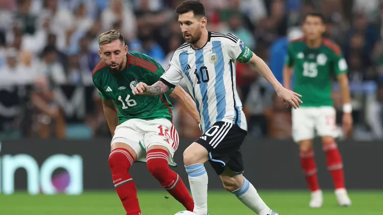 Messi em ação pela Argentina contra o México, pela Copa do Mundo do Qatar - Ian MacNicol/Getty Images - Ian MacNicol/Getty Images