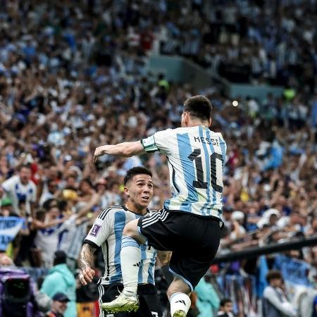 Lionel Messi pula para abraçar Enzo Fernandez na vitória da Argentina sobre o México, na Copa do Mundo de 2022 - Maja Hitij/Getty