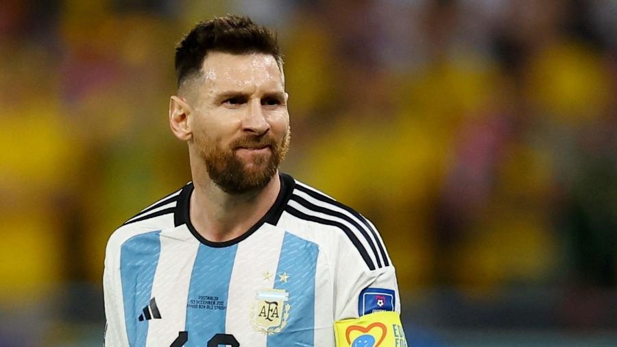 Lionel Messi observa jogadores durante Argentina x Austrália, jogo das oitavas de final da Copa do Mundo - Kai Pfaffenbach/Reuters