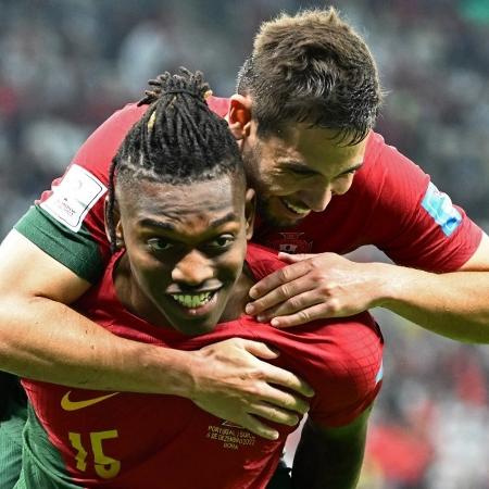  Rafael Leão e Raphael Guerreiro comemoram gol do atacante em vitória de Portugal contra a Suíça - Jewel SAMAD / AFP