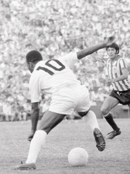 Pelé balança na frente do marcador durante jogo entre Santos e Chivas Guadalajara nos EUA, em setembro de 1970 - Bettmann Archive