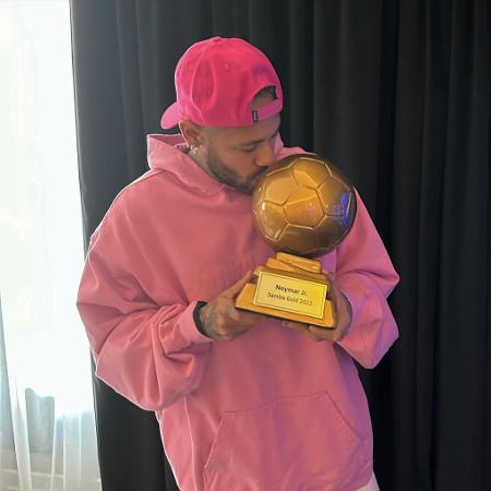 Neymar com o prêmio Samba Gold 2022 - Reprodução/Twitter