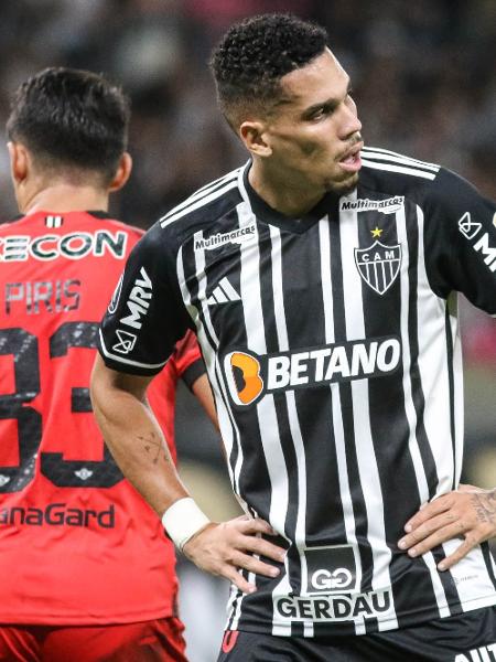 O atacante atleticano Paulinho foi bem marcado pela defesa do Libertad - Fernando Moreno/AGIF