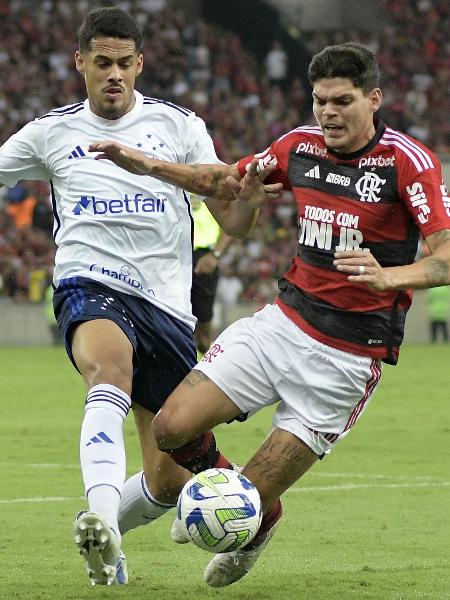 Oliveira, do Cruzeiro, e Ayrton Lucas, do Flamengo, em ação pelo Brasileirão - André Fabiano/Agência Estado