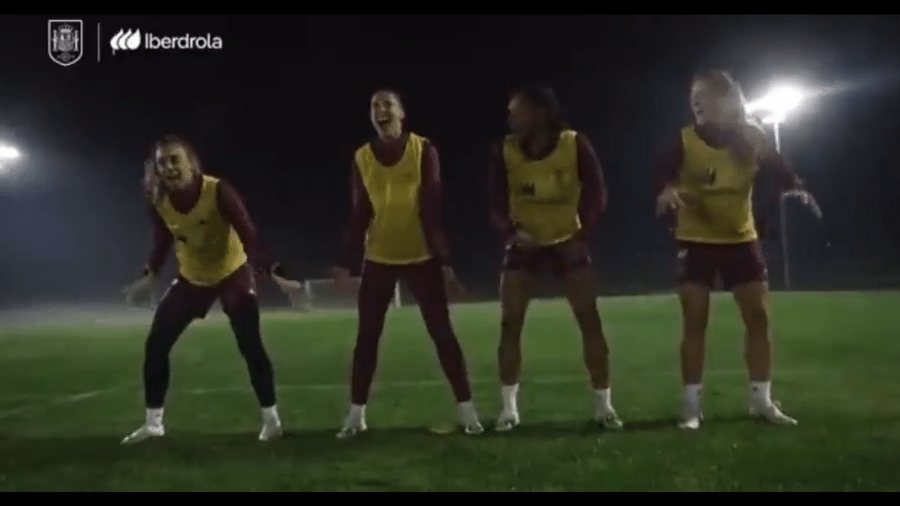 Jogadoras da Espanha simulam dança típica da Nova Zelândia.