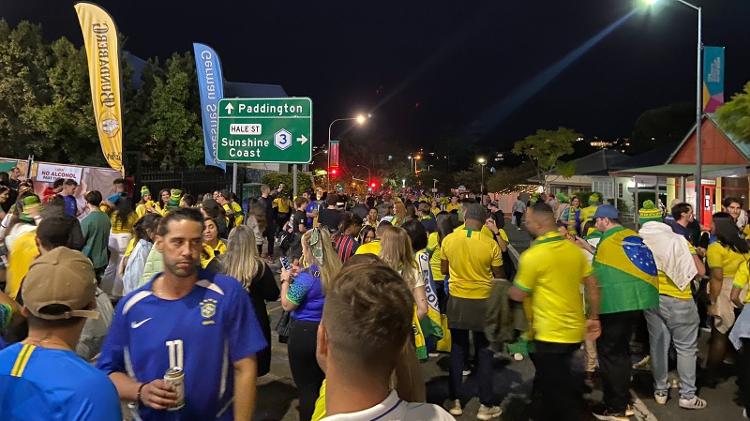 Torcedores da seleção brasileira enchem ruas de Brisbane, na Austrália, antes de jogo contra a França