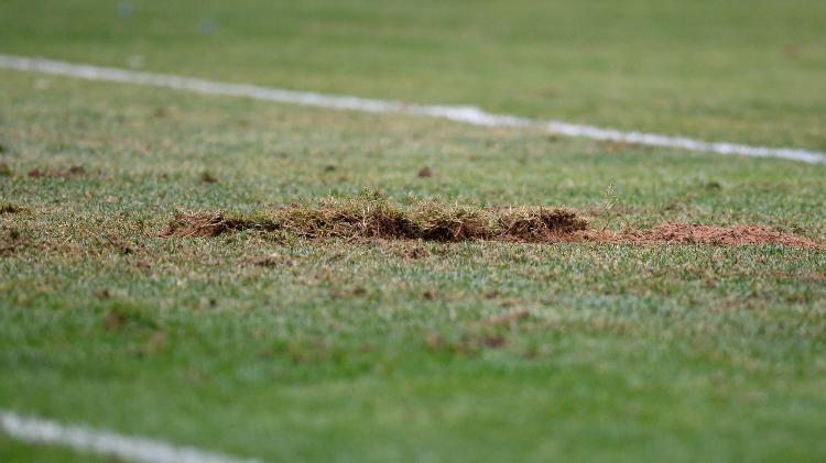 Gramado da Arena MRV mostrou falhas durante jogo entre Atlético-MG e Santos pelo Campeonato Brasileiro