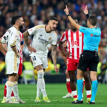 Jogadores de Real Madrid e Almería conversam com o árbitro Francisco José Hernández Maeso