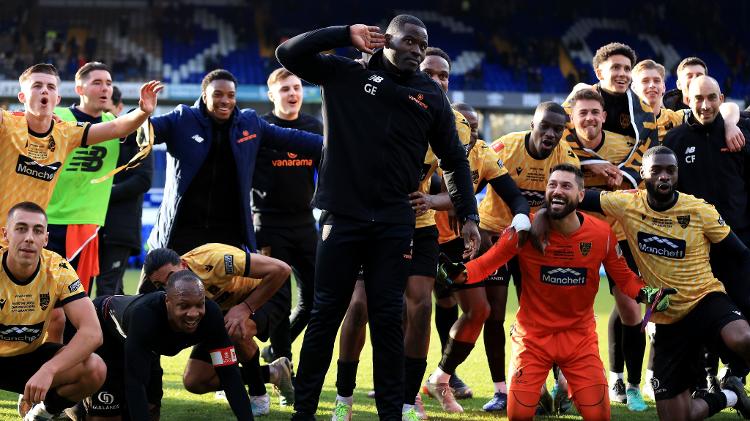 Elenco do Maidstone United celebra classificação na Copa da Inglaterra