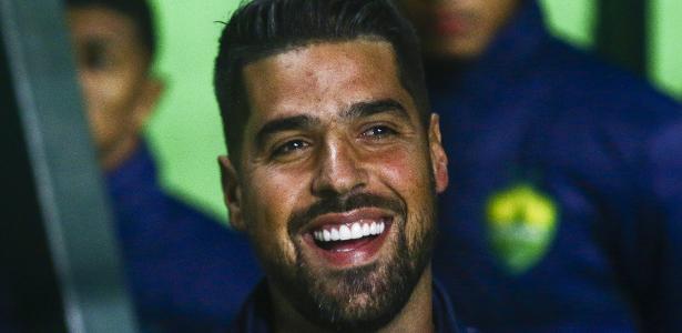 Antônio Oliveira garante aumento salarial significativo em transferência para Corinthians.