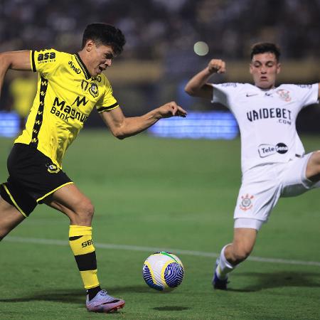 Lucas Tocantins, do São Bernardo, e Breno Bidon, do Corinthians, em ação pela Copa do Brasil