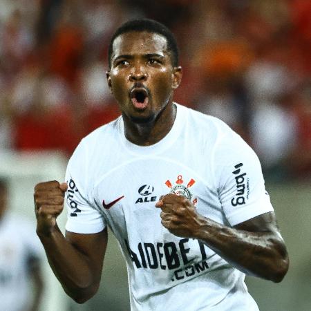 Cacá, do Corinthians, comemora após marcar contra o América-RN, pela ida da Copa do Brasil