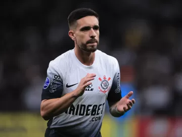 Corinthians terá três volantes e Coronado contra Fortaleza; veja escalações