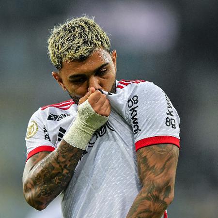 Gabigol beija o escudo do Flamengo: ele não quer sair pela porta dos fundos