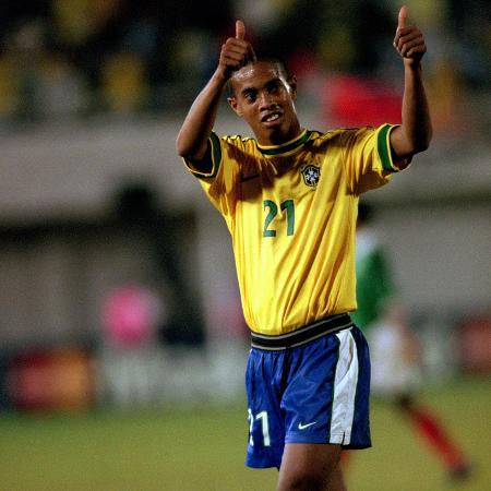 Ronaldinho Gaúcho, pela seleção brasileira, em ação na Copa América de 1999