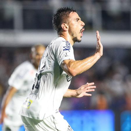 Willian Bigode comemora gol marcado pelo Santos contra a Chapecoense, em jogo da Série B