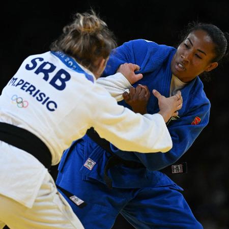 Ketleyn Quadros disputa luta contra Marica Perisic, da Sérvia, na repescagem do judô por equipes mistas nas Olimpíadas de Paris 2024