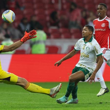 Rony em ação pelo Palmeiras contra o Inter no Brasileiro