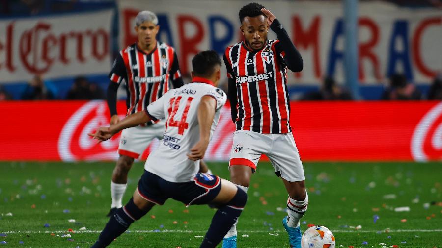 Welington, do São Paulo, em ação durante jogo contra o Nacional-URU pela Libertadores