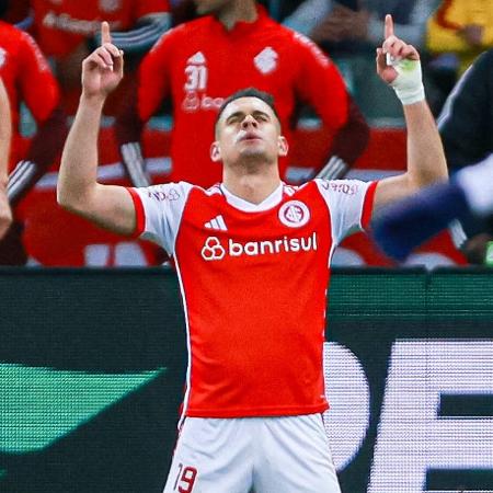 Borré comemora gol marcado pelo Internacional contra o Cruzeiro, pelo Brasileirão