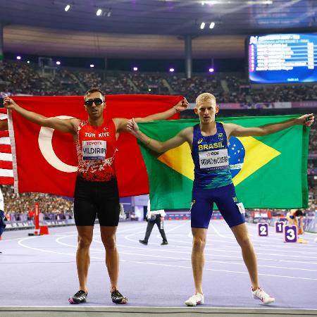 Joeferson de Oliveira (à dir.) ficou com o bronze nos 100m da classe T12 das Paralimpíadas; ouro para o turco Serkan Yildirim e prata para o americano Malone Noah