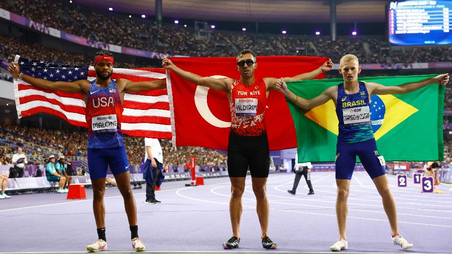 Joeferson de Oliveira (à dir.) ficou com o bronze nos 100m da classe T12