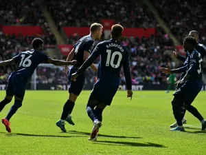 United vence com Casemiro reserva e gol de jogador punido por apoiar CR7