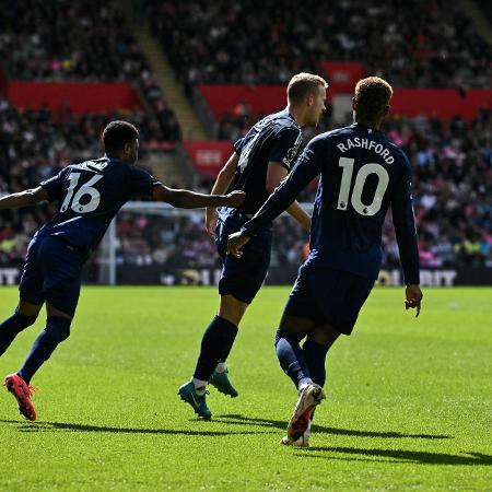 De Ligt comemora gol com os companheiros do Manchester United, na vitória sobre o Southampton, pelo Campeonato Inglês