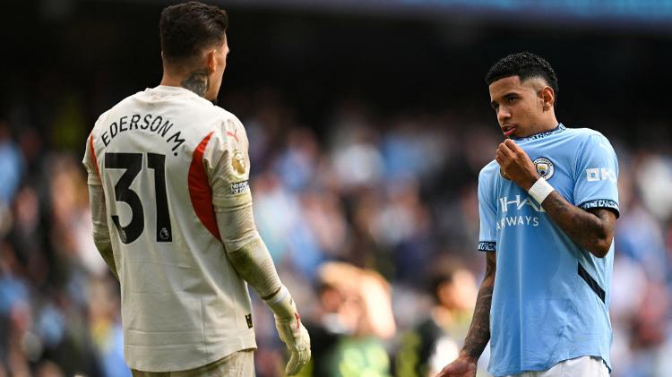 Ederson, um dos destaques de Manchester City x Brentford, conversa com Savinho