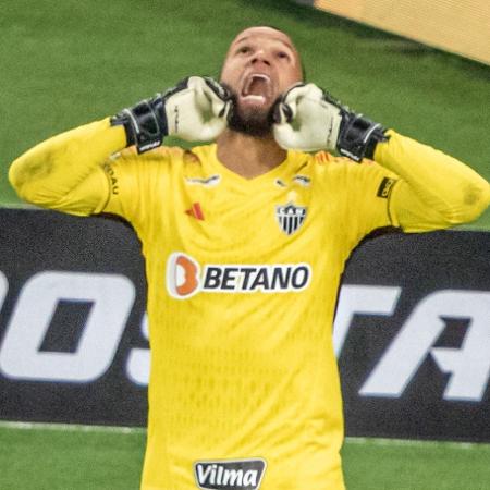 Everson, goleiro do Atlético-MG, em ação durante jogo contra o Flamengo