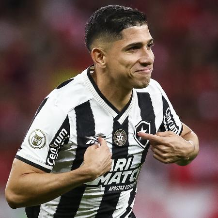 Savarino comemora o gol do Botafogo contra o Internacional