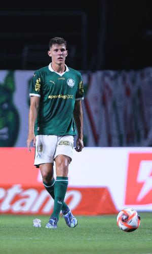 Benedetti, zagueiro do Palmeiras, em jogo contra a Portuguesa, pelo Paulistão 2025