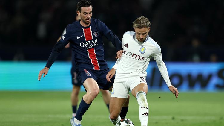 Fabián Ruiz, do PSG, e Matty Cash, do Aston Villa, disputam a bola durante jogo da Champions League Fabián Ruiz, do PSG, e Matty Cash, do Aston Villa, disputam a bola durante jogo da Champions League
