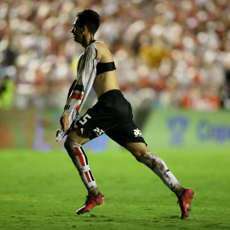 Rodriguinho comemora gol durante Náutico x São Paulo, duelo da Copa do Brasil