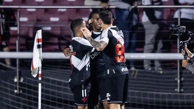 Jogadores do Vasco comemoram gol sobre o São Paulo em partida do Brasileirão Jogadores do Vasco comemoram gol sobre o São Paulo em partida do Brasileirão